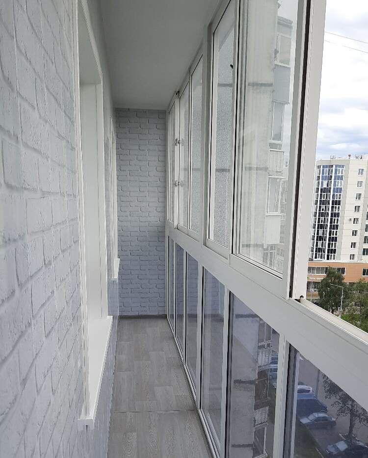 Панорамное остекление балкона. Внутренняя отделка балкона под ключ в Архангельске
